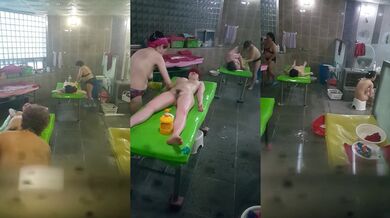 私房五月最新流出大神高价雇人潜入国内洗浴会所偷拍躺着搓澡的美女们大肚子孕妇的奶头真黑